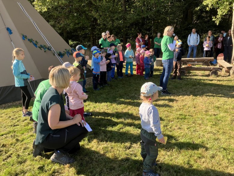Die Leiterin der naturnahen Kita Winkelholzbande in Oppenhausen begrüßt alle Kinder, Eltern und Gäste vor dem neuen Tipi. 