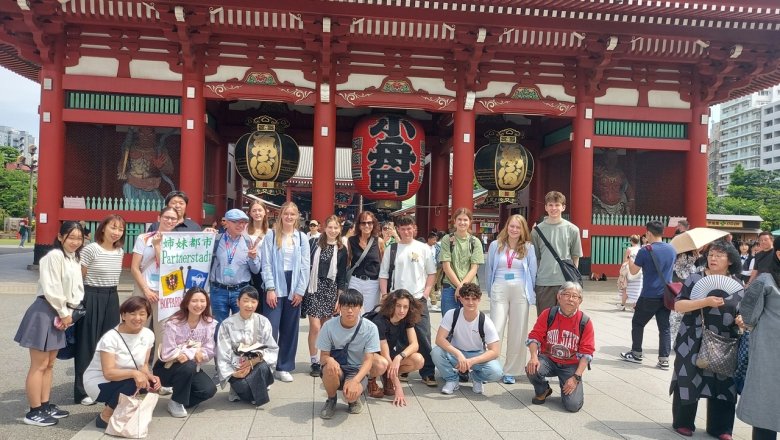 Besichtigung traditioneller Stadtteil Asakusa mitten in Tokio. Gruppenbild vor dem bekannten Senoji Tempel. 
