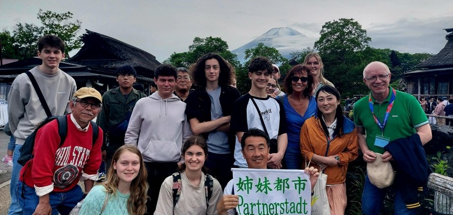 Besuch des Orts „Oshino Hakkai“ mit acht Quellteichen und atemberaubendem Blick auf den Mount Fuji. 