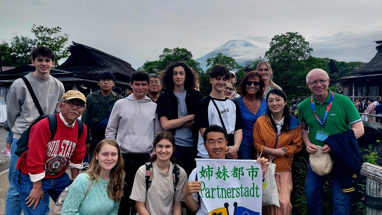 Besuch des Orts „Oshino Hakkai“ mit acht Quellteichen und atemberaubendem Blick auf den Mount Fuji. 