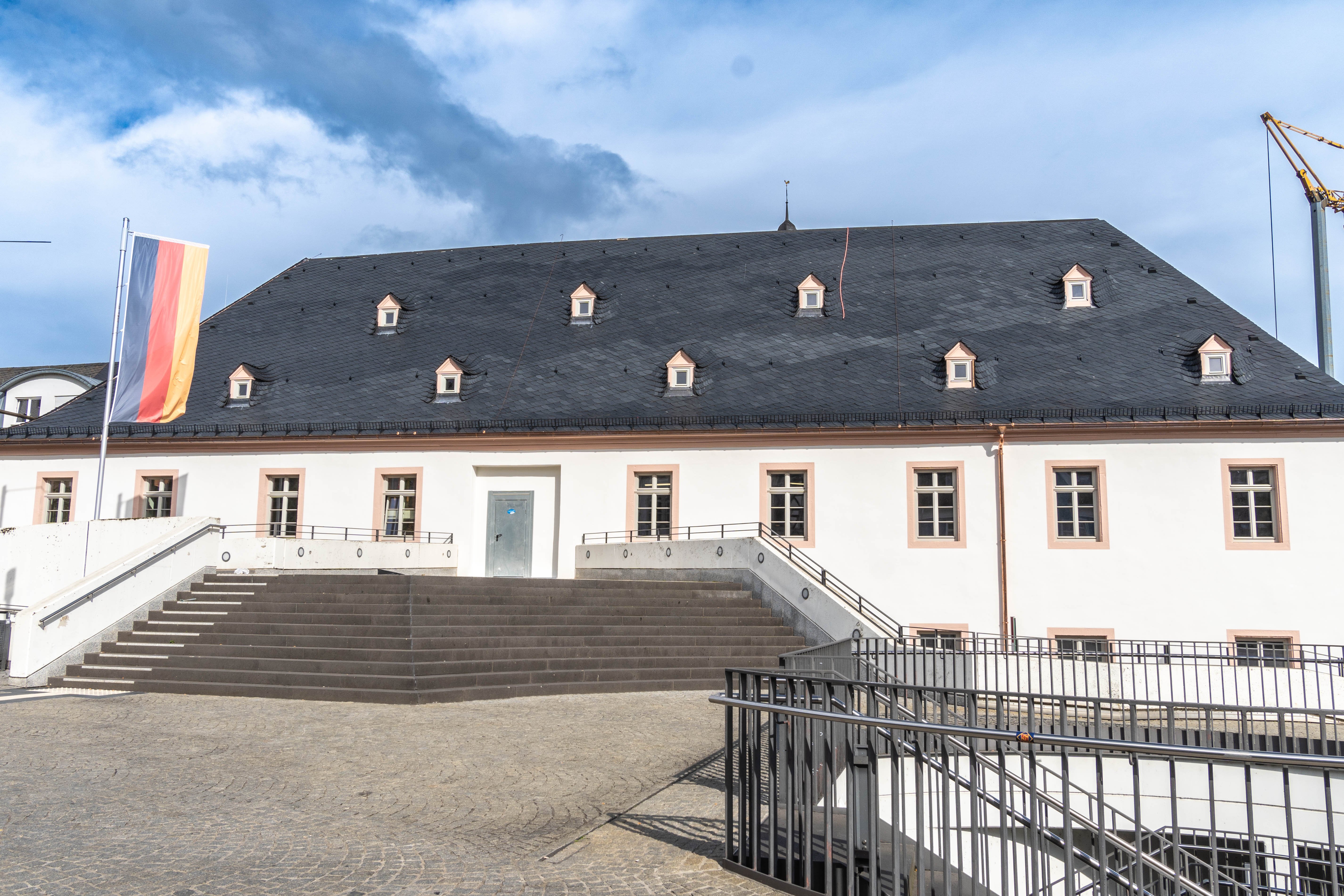  Die bauhistorische Sanierung des denkmalgeschützten ehemaligen Karmeliterklosters schreitet voran: Jetzt ist die neue Farb- und Fassadengestaltung von außen sichtbar.  