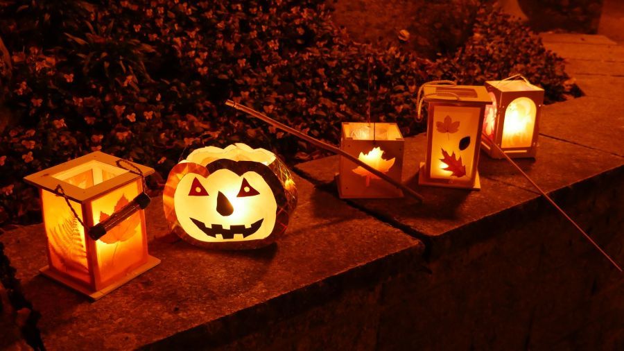 Das Bild zeigt beleuchtete Laternen.