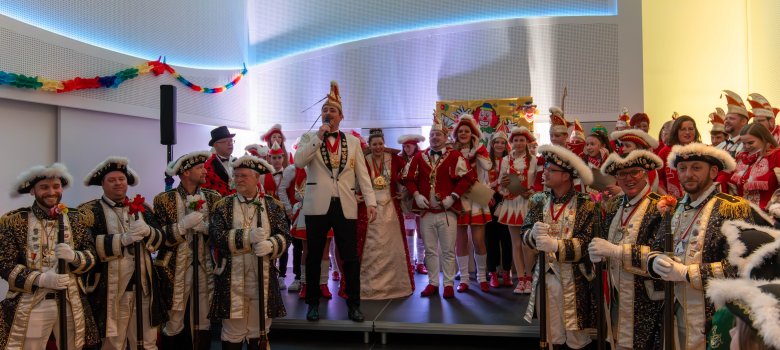 Die Ranzengarde hatte sich vor der Bühne in der Stadthalle postiert. 
