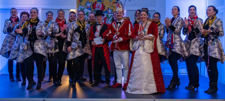 Bürgermeister Jörg Haseneier mit Prinzessin Katharina I. und Prinz Dennis I. sowie den neu formierten Bopparder Stadtmöhnen.