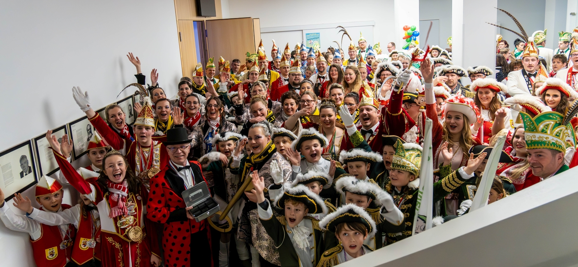 Die Vertreterinnen und Vertreter der Bopparder Fastnachtsvereine waren zahlreich erschienen und bejubelten gemeinsam mit dem Prinzenpaar und den Kinderprinzenpaaren die närrische Machtübernahme in Boppard. 