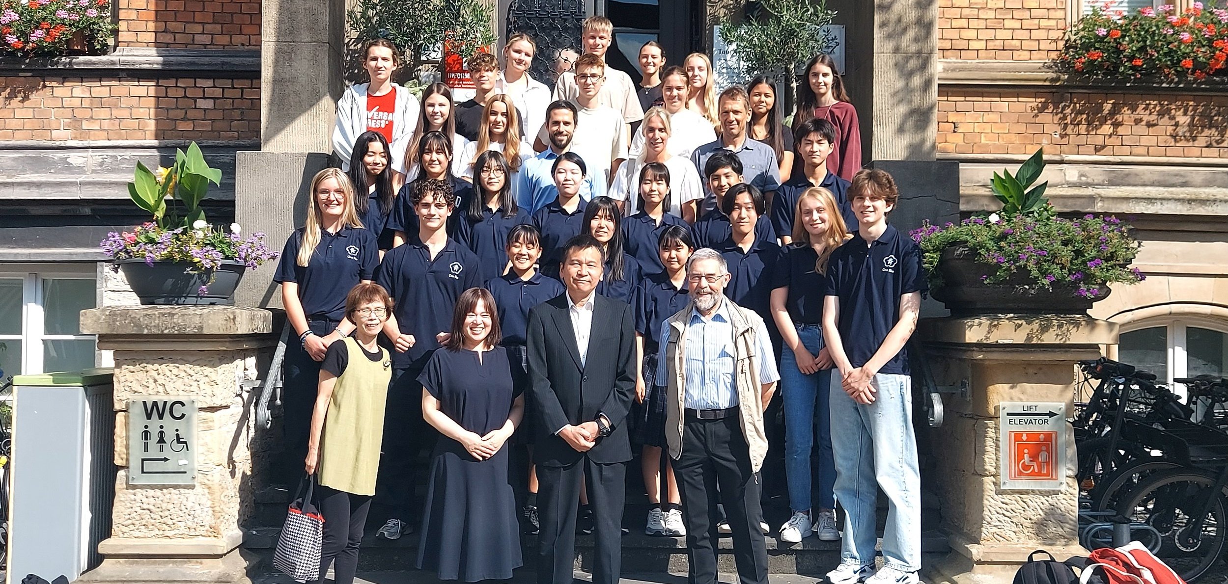 Erinnerungs-Gruppenfoto auf der Treppe des Alten Rathauses nach dem Empfang der Stadt Boppard. 