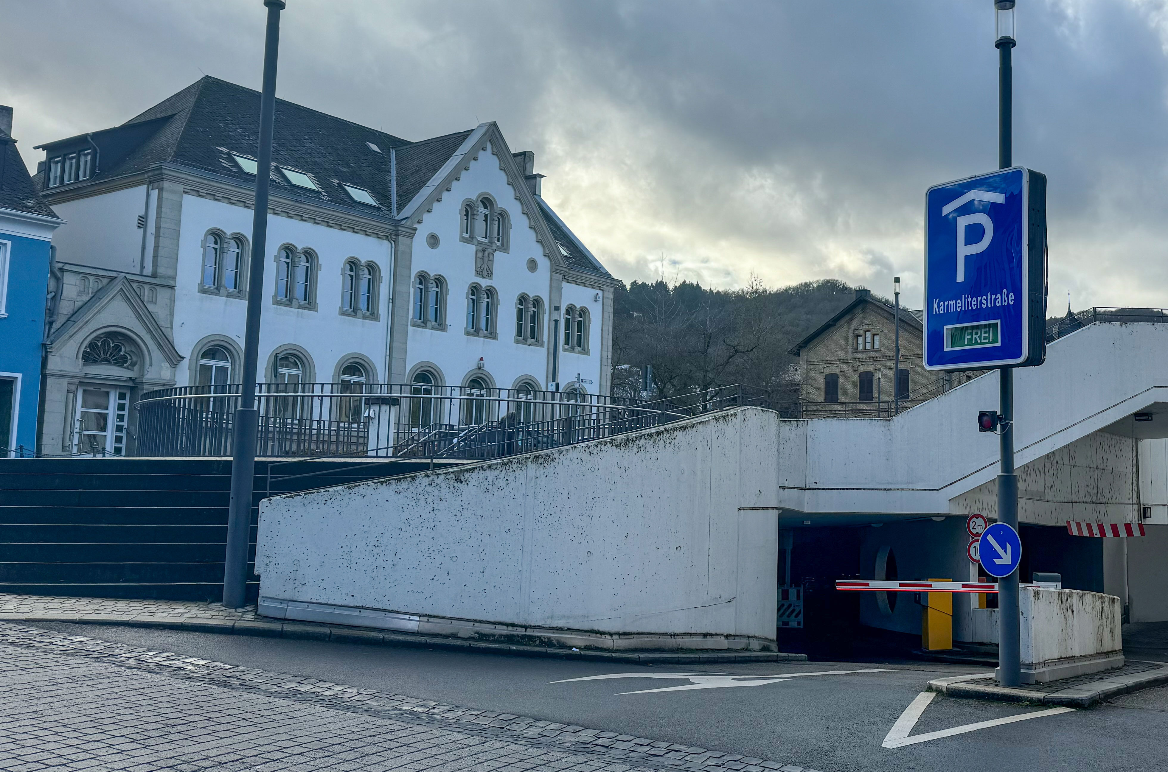 Durch die Anpassung des Bauablaufs können die Arbeiten in der Tiefgarage Karmeliterstraße nun unter Aufrechterhaltung des Parkbetriebs erfolgen. Die angedachte Grundreinigung entfällt. 