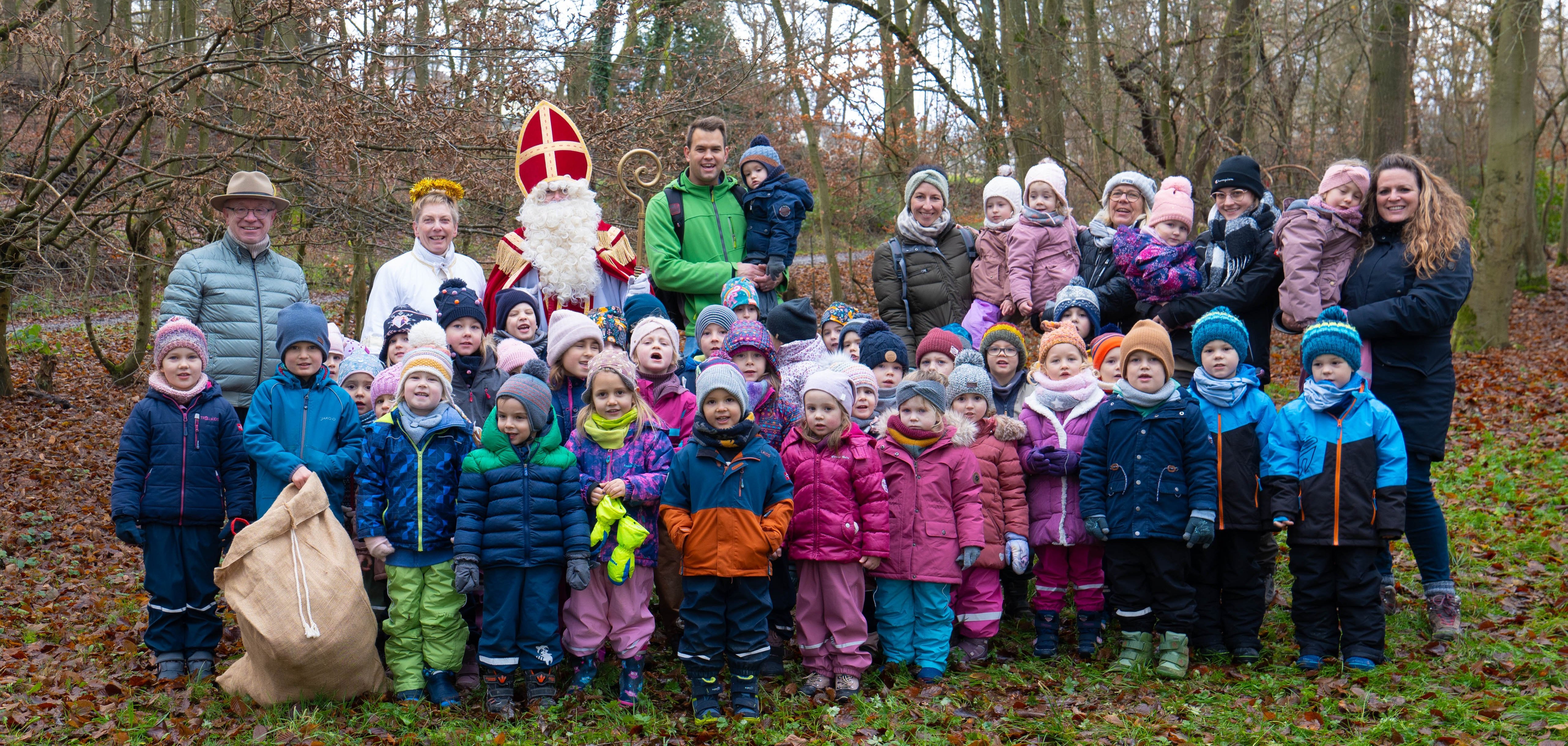 Zahlreiche Kinder aus der Kita „Abenteuerland“ hatten sich auf die Suche nach dem Nikolaus, der mit seinem Engel und Bürgermeister Jörg Haseneier unterwegs war, nach draußen begeben und folgten seinen Spuren bis in den Wald, wo sie ihn schließlich fanden. 