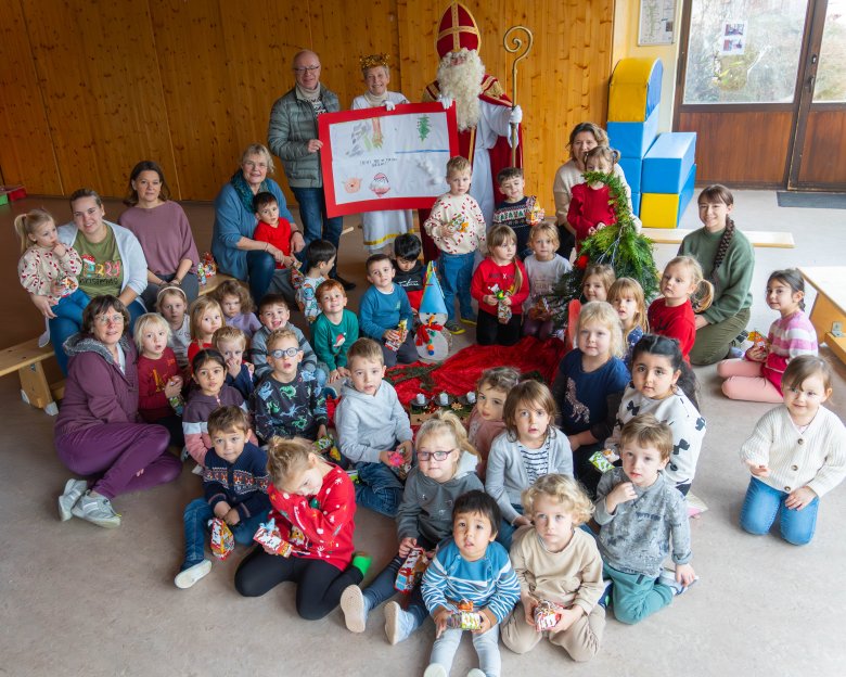 Die Kinder, die nicht mit auf die Suche in den Wald gegangen waren, besuchte der Nikolaus mit seinem Engel und Bürgermeister Jörg Haseneier im Anschluss in der Turnhalle der Kita „Abenteuerland“. 