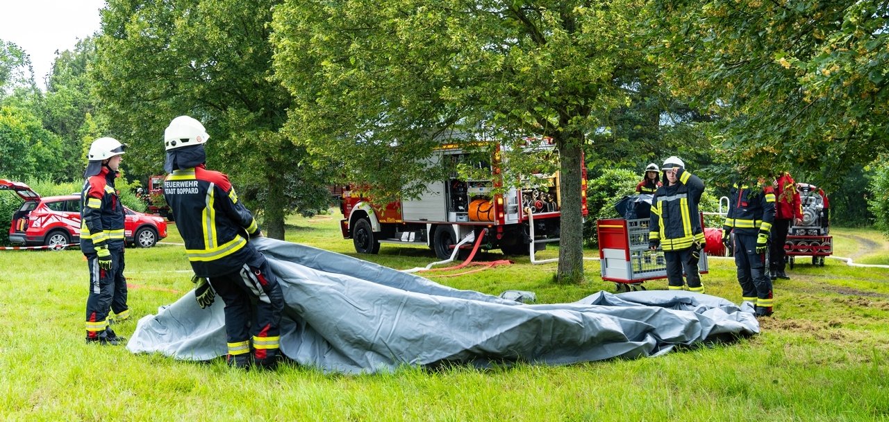 Die Feuerwehr beim Aufbau eines Löschwasserfaltbehälters. 
