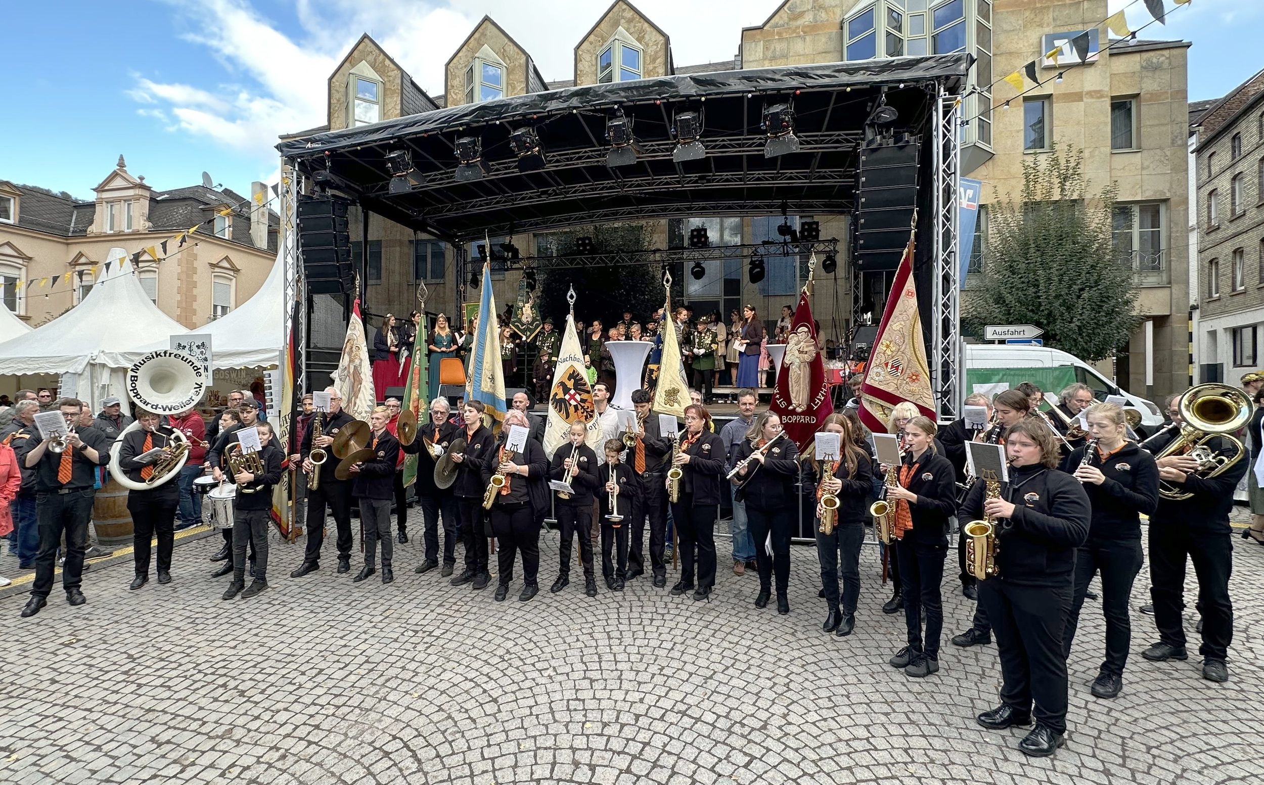 Der Festumzug führte zur Bühne auf dem Markplatz, wo das Bopparder Weinfest 2024 offiziell eröffnet wurde.