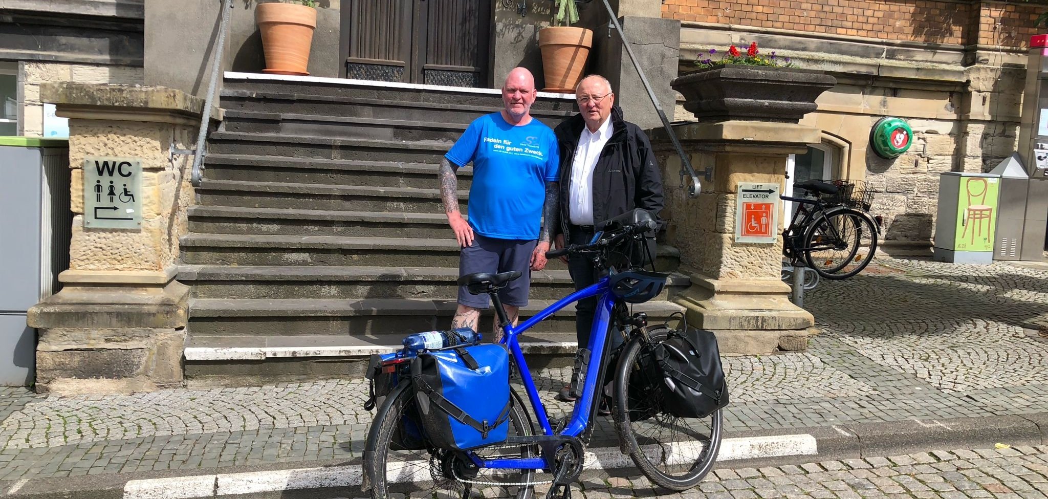 Der Erste Beigeordnete der Stadt Boppard, Helmut Schröder (rechts), empfing Oliver Trelenberg vor dem Alten Rathaus. 