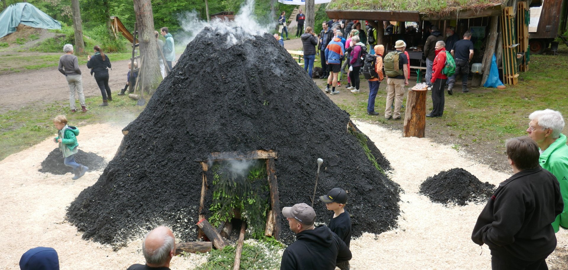 Der Köhlerverein Boppard freut sich auf viele Besucher, die die Köhlerinnen und Köhler hautnah bei der Arbeit erleben und sich über das alte Köhlerhandwerk informieren wollen.