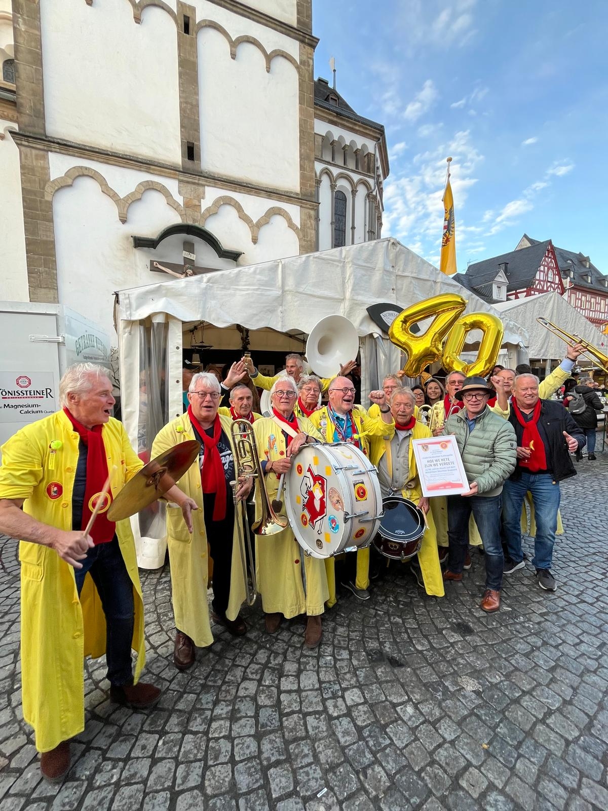 Vom Bopparder Weinfest nicht mehr wegzudenken: Die niederländische Kapelle „Hoe we heten zijn we vergeten“ kommt seit 40 Jahren zum Weinfest in die Stadt, um Musik zu machen. Dafür gab es nun Gratulationen und eine Ehrung vom Bürgermeister. 
