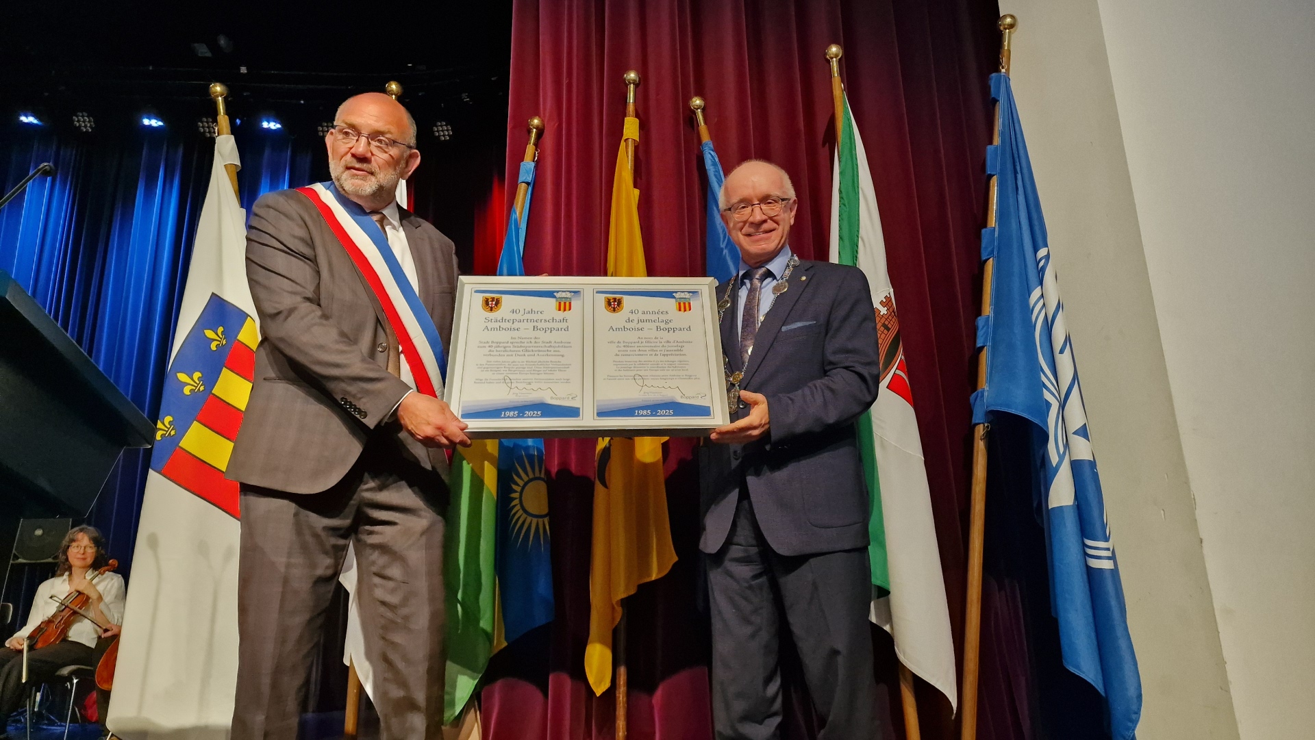 Boppards Bürgermeister Jörg Haseneier (rechts) überreichte seinem Amtskollegen aus Amboise ein eine Urkunde zur Würdigung des 40-jährigen Jubiläums. 