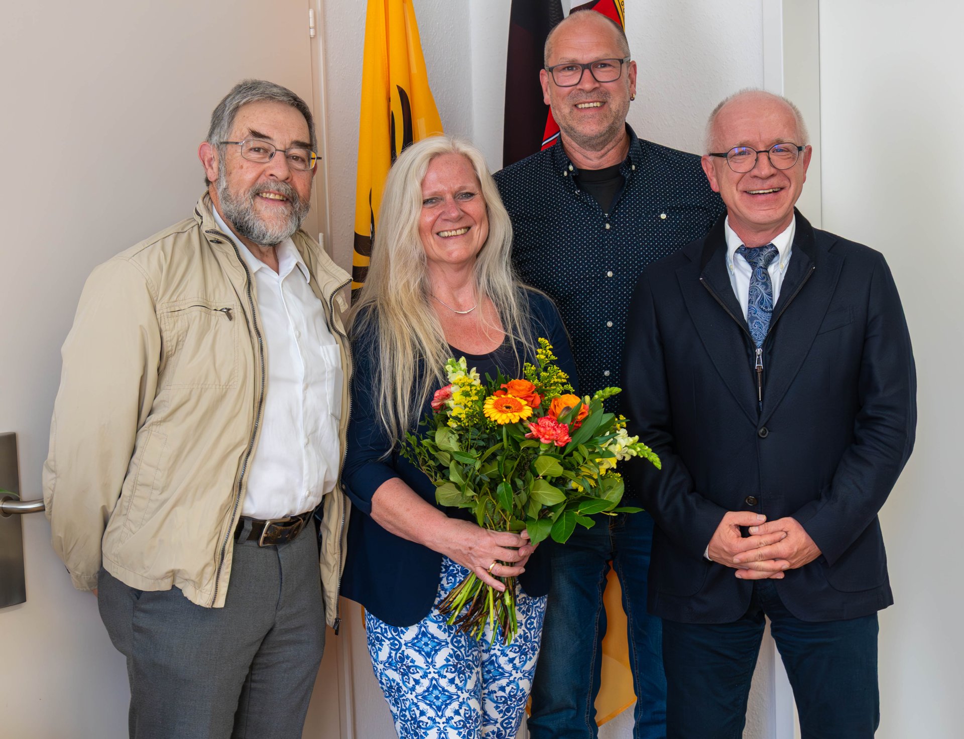 Nach 45 Jahren im Dienst der Stadt Boppard geht Sabine Schröder in den wohlverdienten Ruhestand. Bei der offiziellen Verabschiedung waren anwesend (von links): Der Erste Beigeordnete Helmut Zindorf, der Beigeordnete Jörg Puth und Boppards Bürgermeister Jörg Haseneier. 