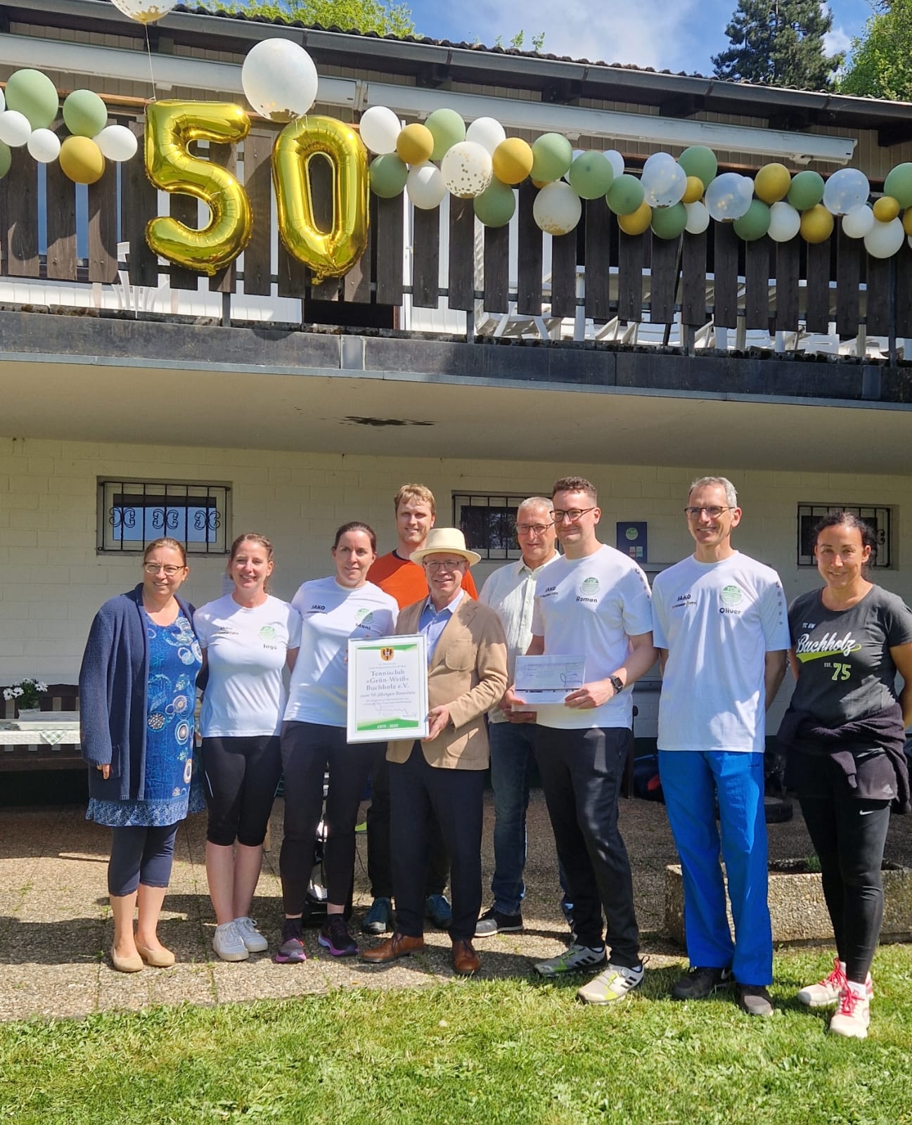 Der TC Grün-Weiß Buchholz feierte am Samstag sein 50-jähriges Bestehen. Mit dabei waren (von links): Sandra Scheidel-Jeuffrault, Inga Kittler (Zweite Vorsitzende), Monika Göhlmann, Tobias Torkler, Bürgermeister Jörg Haseneier, Ortsvorsteher Reiner Phillipps, Roman Dolfen (Erster Vorsitzender), Oliver Auler und Carolin Kramer. 