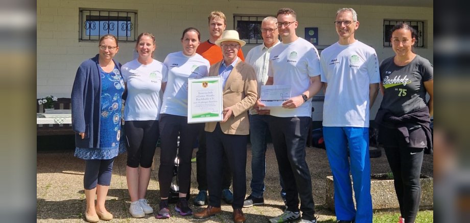 Der TC Grün-Weiß Buchholz feierte am Samstag sein 50-jähriges Bestehen. Mit dabei waren (von links): Sandra Scheidel-Jeuffrault, Inga Kittler (Zweite Vorsitzende), Monika Göhlmann, Tobias Torkler, Bürgermeister Jörg Haseneier, Ortsvorsteher Reiner Phillipps, Roman Dolfen (Erster Vorsitzender), Oliver Auler und Carolin Kramer. 