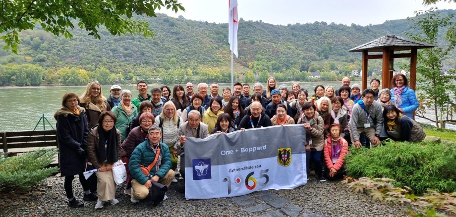 Die Jubiläumsdelegation im Ome-Partnerschaftsgarten. 