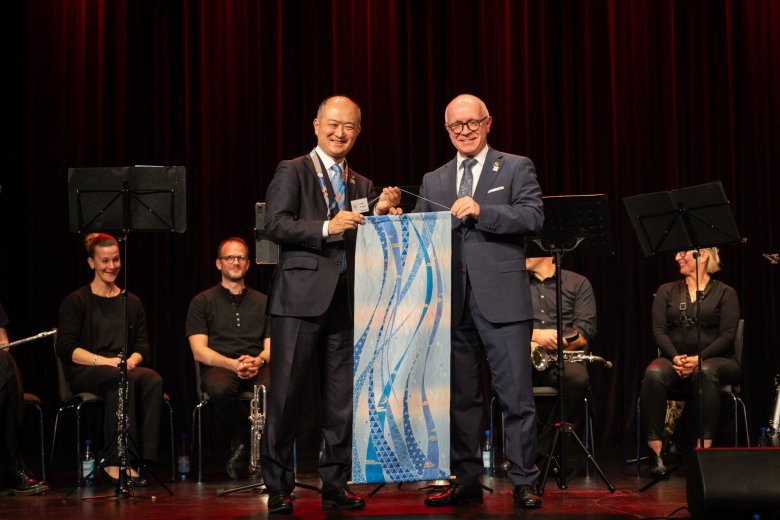 Bürgermeister Toshiaki Ohsemachi überreicht Bürgermeister Jörg Haseneier das offizielle Gastgeschenk der Stadt Ome an die Stadt Boppard. 