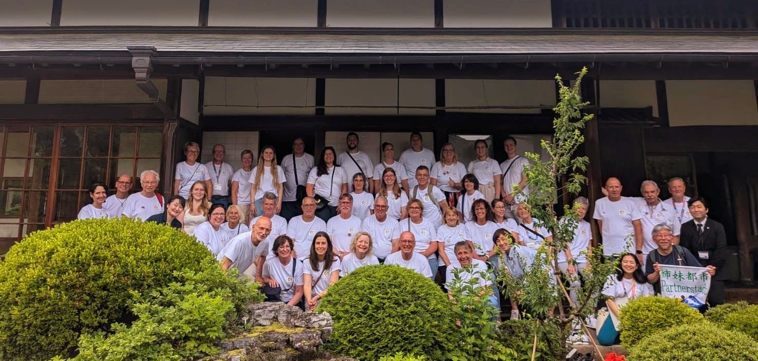 Gruppenfoto vor dem Museum Eiji Yoshikawa, das einem bekannten japanischen Schriftsteller gewidmet ist. 