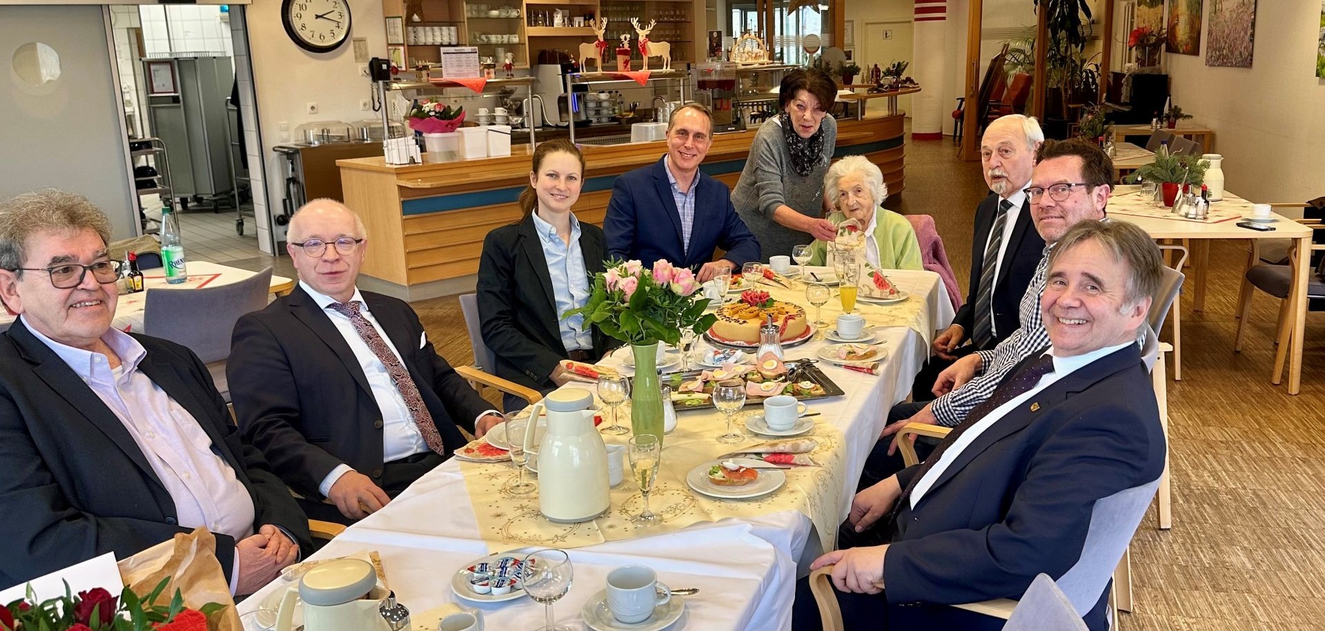 Agnes Sievering (6. von links) ist mit 106 Jahren die älteste Bürgerin der Stadt Boppard. Neben dem Ersten Kreisbeigeordneten Wolfgang Spitz (rechts), dem Bopparder Bürgermeister Jörg Haseneier (2. von links) und der Ortsvorsteherin Alexa Bach (3. von links) waren aus St. Goar sowohl Stadbürgermeister Falko Hönisch (4. von links) als auch Ortsvorsteher Stefan Krick (links) und sogar der ehemalige Ortsvorsteher Richard Vogel (2. von rechts) gekommen um der Jubilarin ihre Glückwünsche zu überbringen.