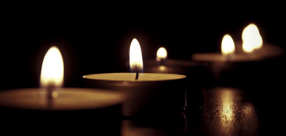 Der Volksbund hat es sich zur Aufgabe gemacht, allen Opfern zu gedenken und ihren Angehörigen zur Seite zur stehen, indem Kriegsgräber gepflegt und zu deren Erhalt beigetragen wird. Der Volksbund hat es sich zur Aufgabe gemacht, allen Opfern zu gedenken und ihren Angehörigen zur Seite zur stehen, indem Kriegsgräber gepflegt und zu deren Erhalt beigetragen wird.