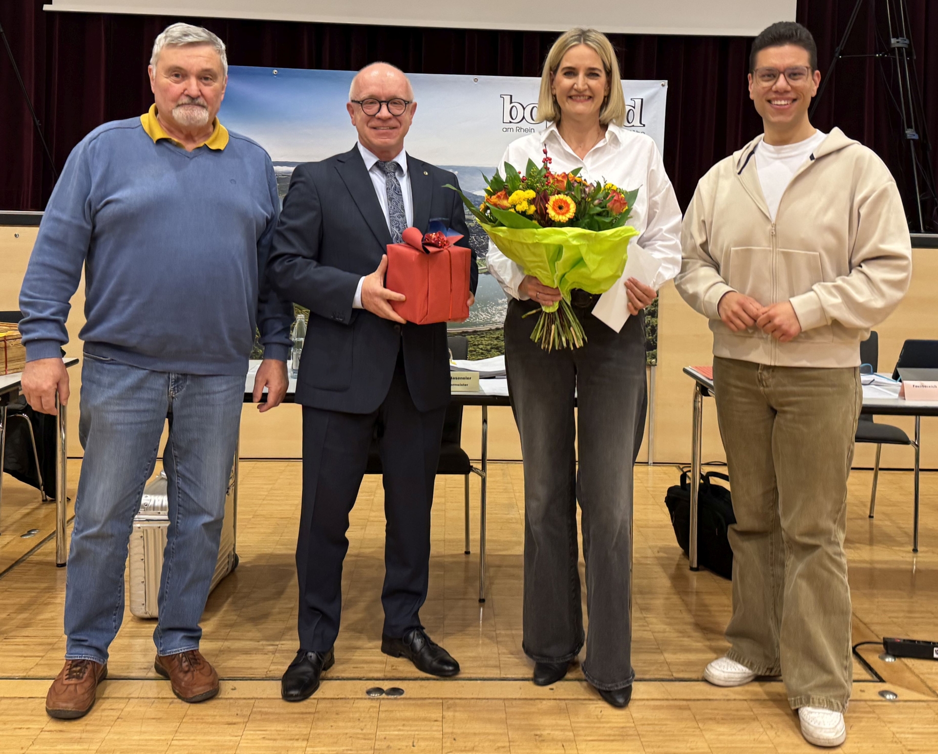 Verabschiedung im Bopparder Stadtrat: Die SPD-Fraktionsvorsitzende Sandra Porz zieht sich aus ihren politischen Ämtern zurück. Bürgermeister Jörg Haseneier (2. von links) bedankte sich für das langjährige Engagement. Mit auf dem Foto: Jürgen Poersch (links), der den SPD-Fraktionsvorsitz im Stadtrat übernimmt, und der Stellvertretende Fraktionsvorsitzende Umut Kurt.