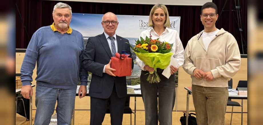 Verabschiedung im Bopparder Stadtrat: Die SPD-Fraktionsvorsitzende Sandra Porz zieht sich aus ihren politischen Ämtern zurück. Bürgermeister Jörg Haseneier (2. von links) bedankte sich für das langjährige Engagement. Mit auf dem Foto: Jürgen Poersch (links), der den SPD-Fraktionsvorsitz im Stadtrat übernimmt, und der Stellvertretende Fraktionsvorsitzende Umut Kurt.