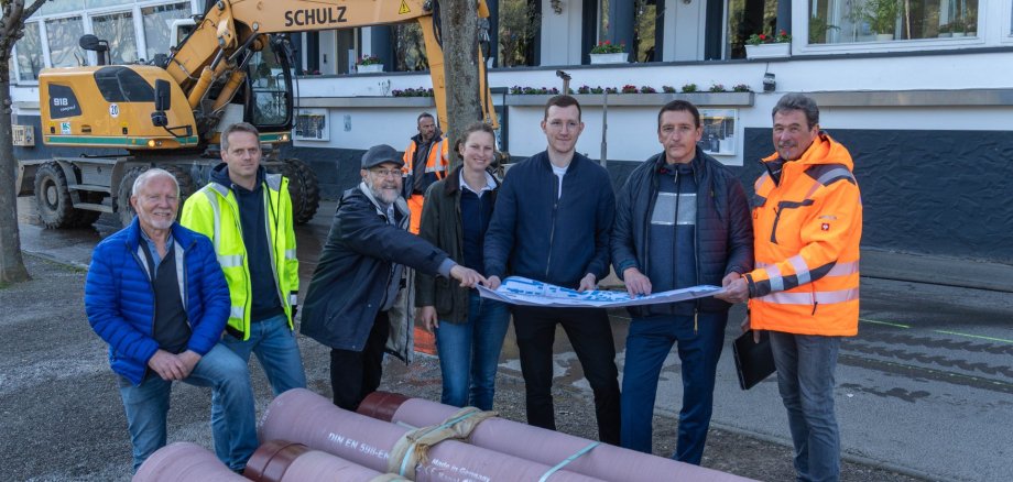 Baustart für die Abwasserdruckleitung in der Bopparder Rheinallee (von links): Wolfgang Schulz, Geschäftsführer und Inhaber Bauunternehmen Horst Schulz, Bauleiter Marco Schiewe, Helmut Zindorf, Erster Beigeordneter der Stadt Boppard, Ortsvorsteherin Alexa Bach, Reinhard Ehlen von Hitzler Ingenieure, Jörg Vogt, technischer Mitarbeiter der Stadtverwaltung Boppard und Edmund Richartz von Siekmann + Partner. 