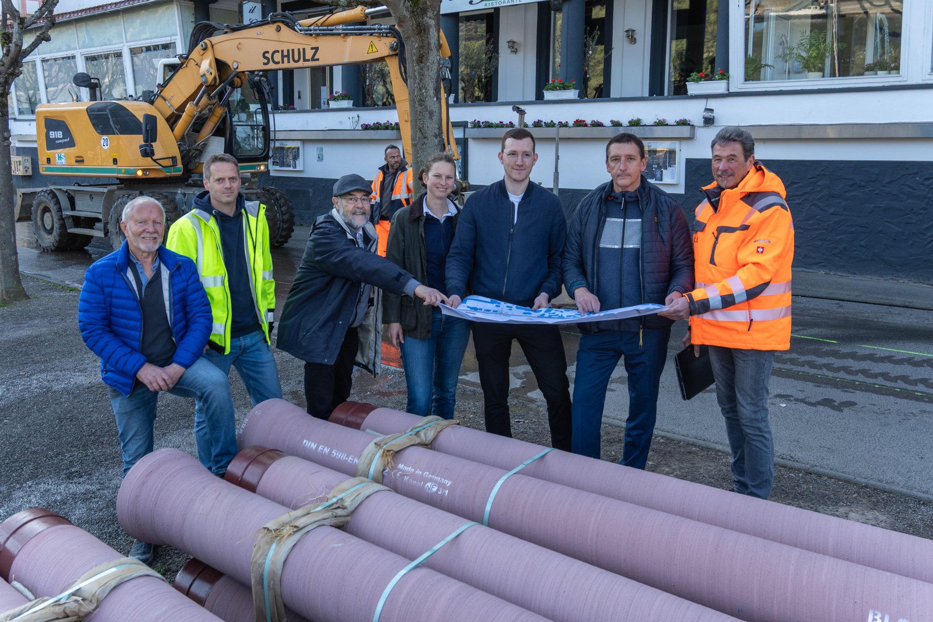 Baustart für die Abwasserdruckleitung in der Bopparder Rheinallee (von links): Wolfgang Schulz, Geschäftsführer und Inhaber Bauunternehmen Horst Schulz, Bauleiter Marco Schiewe, Helmut Zindorf, Erster Beigeordneter der Stadt Boppard, Ortsvorsteherin Alexa Bach, Reinhard Ehlen von Hitzler Ingenieure, Jörg Vogt, technischer Mitarbeiter der Stadtverwaltung Boppard und Edmund Richartz von Siekmann + Partner. 