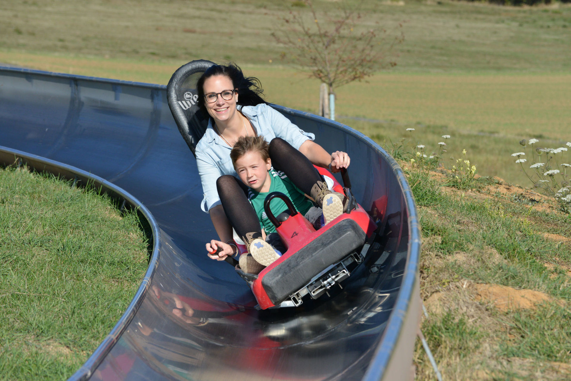 In der Bopparder Gästekarte ist ab sofort eine weitere Vergünstigung inklusive: Beim Kauf einer 6er-Karte für die Sommerrodelbahn „Loreley-Bob“ am Loreleyplateau in St. Goarshausen gibt es drei zusätzliche Fahrten kostenlos dazu.