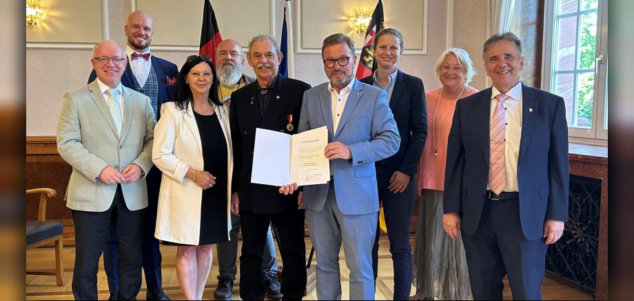 Dr. Jürgen Mohr (5. von links) wurde mit der Landesverdienstmedaille ausgezeichnet: Bei dem Festakt im Dienstgebäude der SGD Nord waren Familie, Freunde sowie politische Vertreterinnen und Vertreter anwesend. 