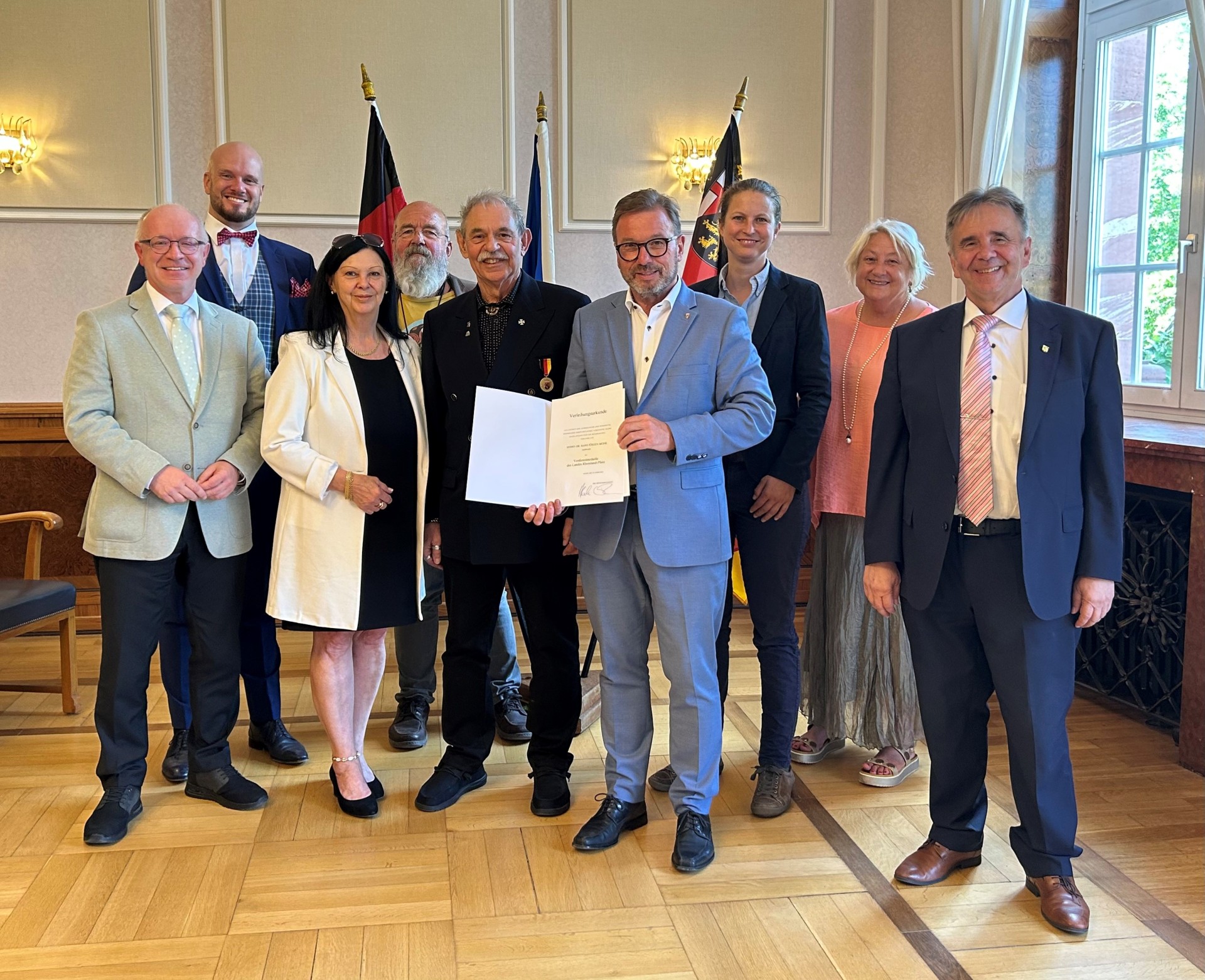 Dr. Jürgen Mohr (5. von links) wurde mit der Landesverdienstmedaille ausgezeichnet: Bei dem Festakt im Dienstgebäude der SGD Nord waren Familie, Freunde sowie politische Vertreterinnen und Vertreter anwesend. 