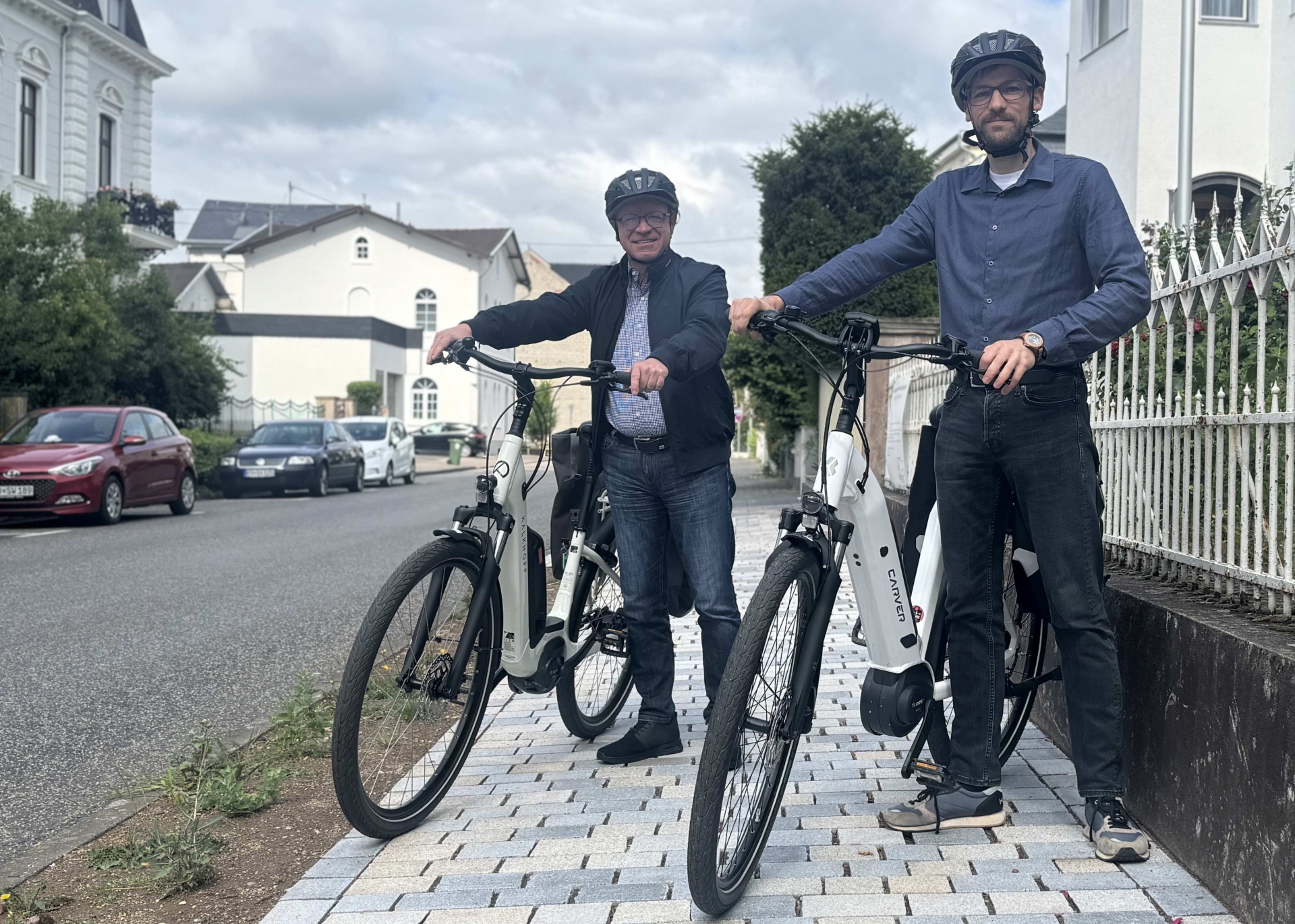 Auch nach Abschluss des STADTRADELNS in Boppard legt die Stadtverwaltung Wert auf den Klimaschutz. Künftig sind fünf E-Bikes in den Fuhrpark der Verwaltung integriert und können für Fahrten von den Mitarbeiterinnen und Mitarbeitern ausgeliehen werden. Darüber freuen sich auch Bürgermeister Jörg Haseneier (links) und Klimaschutzmanager Dominik Nachtsheim. 