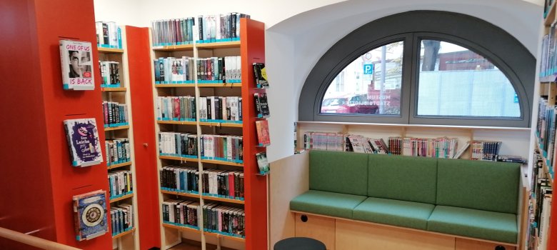 Zur Eröffnung gibt es erstmals die Gelegenheit, die neu gestalteten Räume der Stadtbibliothek zu besichtigen. Zur Eröffnung gibt es erstmals die Gelegenheit, die neu gestalteten Räume der Stadtbibliothek zu besichtigen.