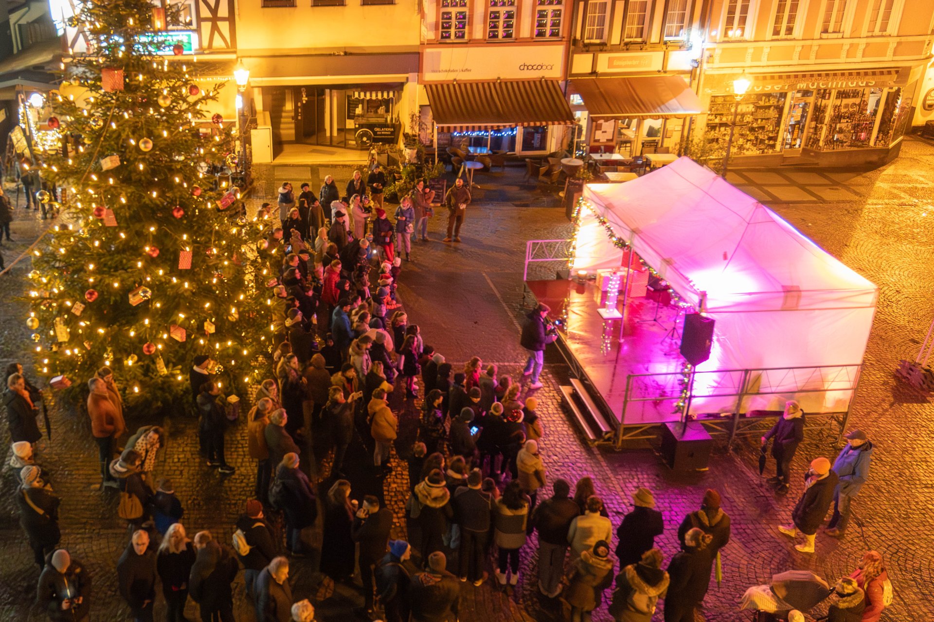 Zahlreiche Gäste hatten sich zum Ersten Bopparder Lichterzauber vor der Bühne auf dem Marktplatz versammelt. 