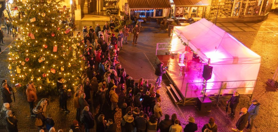 Zahlreiche Gäste hatten sich zum Ersten Bopparder Lichterzauber vor der Bühne auf dem Marktplatz versammelt. Zahlreiche Gäste hatten sich zum Ersten Bopparder Lichterzauber vor der Bühne auf dem Marktplatz versammelt.