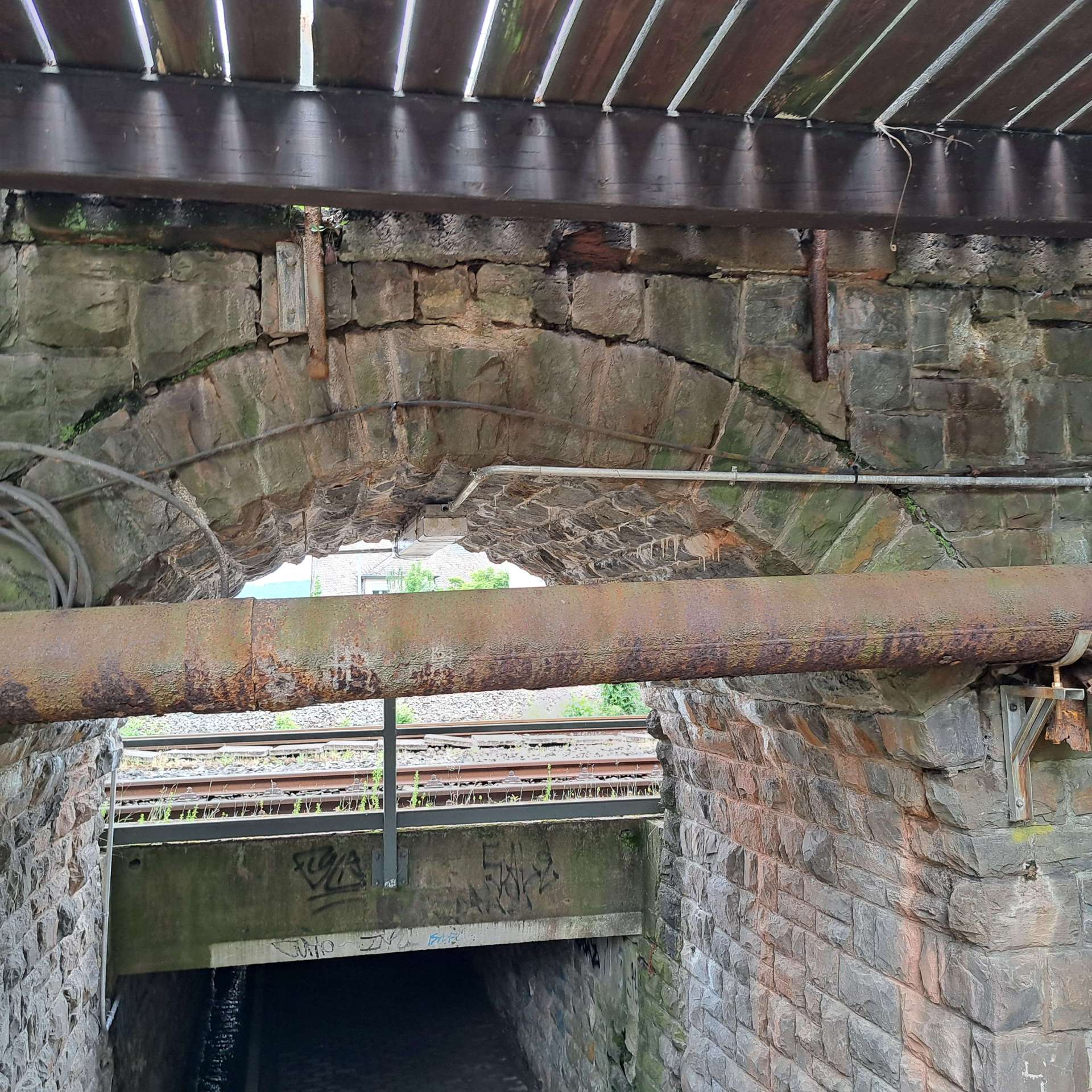 Bei einer Begutachtung wurden in mehreren Bereichen lose Gesteinsabplatzungen oberhalb der Verkehrsflächen festgestellt. Aus Gründen der Verkehrssicherheit und zum Schutz von Leib und Leben ist eine sofortige Sperrung der Unterführung unumgänglich. 