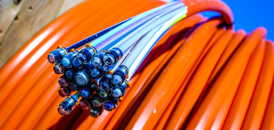 Im Zuge des Glasfaserausbaus werden die Straßen Oberbornstraße, Johannesgarten, Am Kronenbusch und Im Buchmorgen in Form einer Wanderbaustelle im Bopparder Ortsbezirk Holzfeld für mehrere Wochen voll gesperrt.