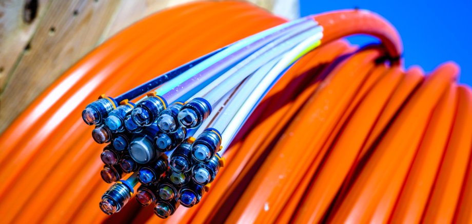 ´Der Glasfaserausbau geht weiter: Von Montag bis Donnerstag, 3. bis 6. November 2025, wird die Straße „Zur Kleeburg“ in Weiler in Höhe der Hausnummern 1 bis 4 voll gesperrt.