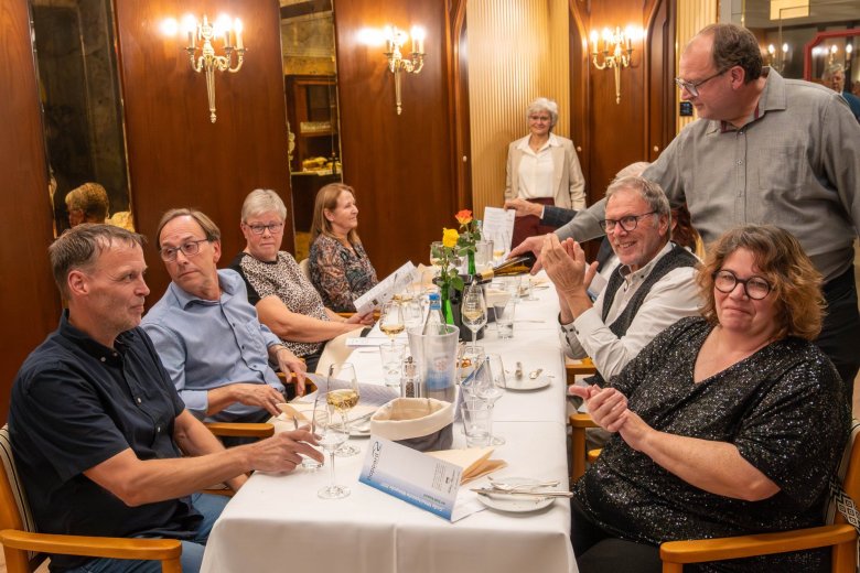 Die Winzer schenkten den Gästen ihre Weine ein. Die Winzer schenkten den Gästen ihre Weine ein.
