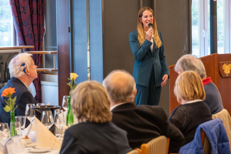 Moderatorin Julia Lambrich, deren Amtszeit als Deutsche Weinprinzessin nur wenige Tage vor der Weinprobe endete, führte souverän durch den Abend.