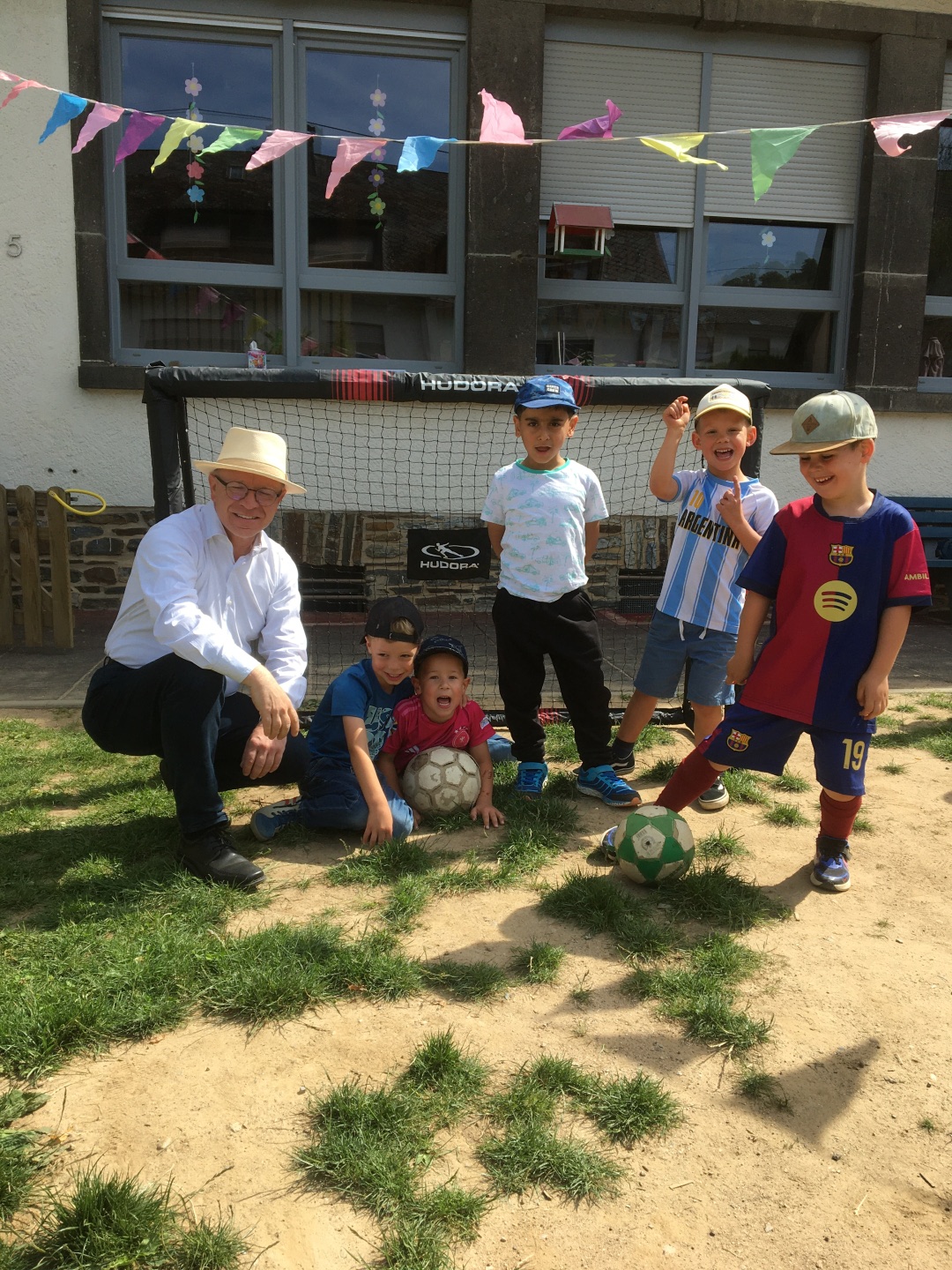 Boppards Bürgermeister Jörg Haseneier überreichte der Katholischen Kita St. Aegidius in Bad Salzig ein zweites Fußballtor – sehr zur Freude der Kita-Kinder. 