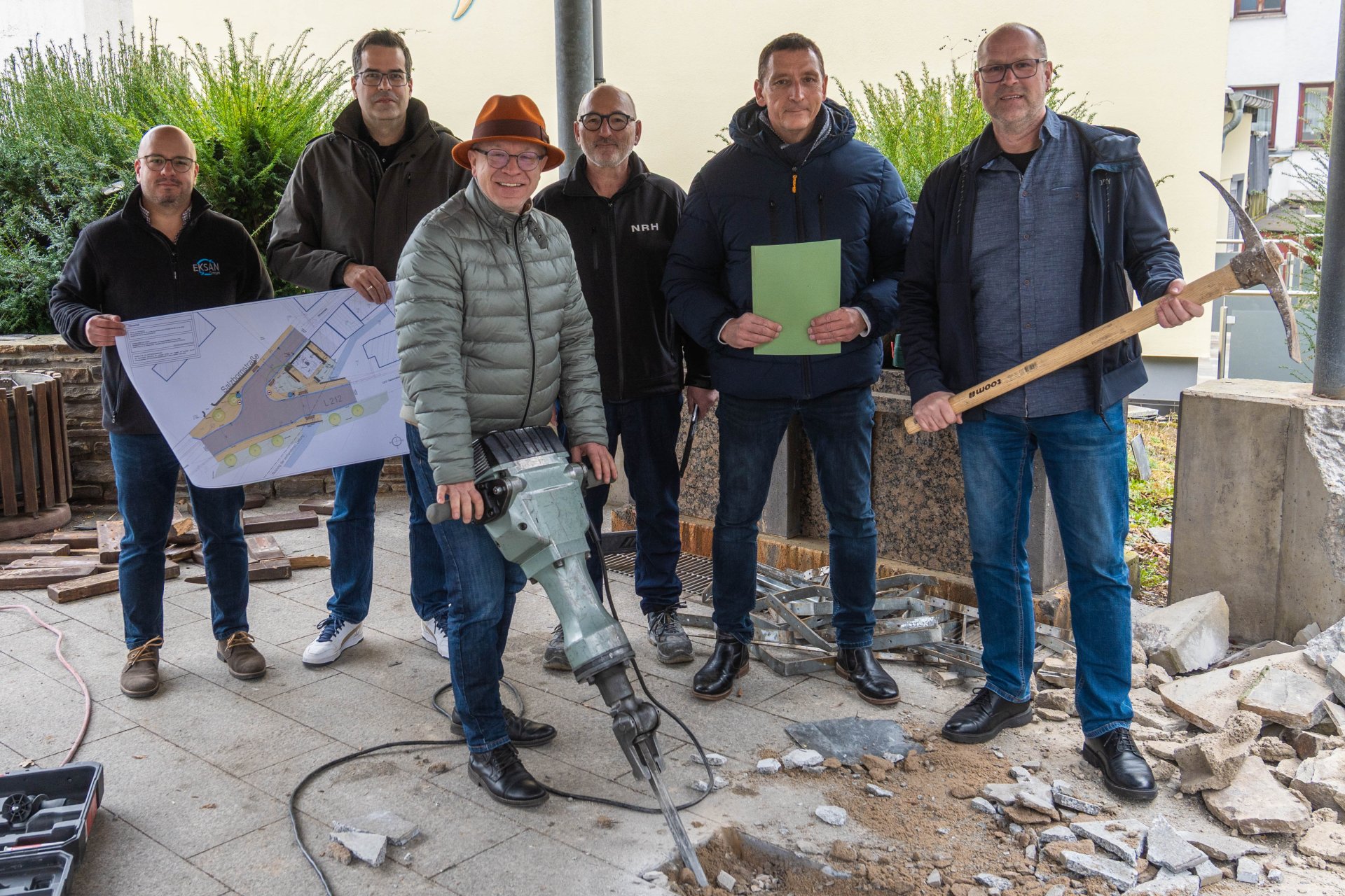 Start der Abrissarbeiten der alten Trinkhalle am Mittwoch, 12. März 2025, in Bad Salzig: Vor Ort waren Boppards Bürgermeister Jörg Haseneier (vorne) und (von links) Sezer Eken, Projektleiter der Eksan GmbH, Sebastian von Bredow, Geschäftsführer und Gesellschafter des Planungsbüros Stadt-Land-plus, Josef Ackermann, Projektleiter bei der Architektengruppe Naujack Rind Hof, Jörg Vogt, technischer Mitarbeiter der Stadtverwaltung Boppard und der städtische Beigeordnete Jörg Puth. 