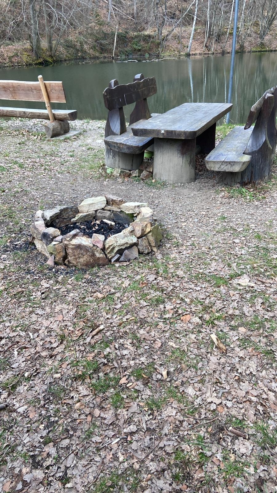 Bereits zum zweiten Mal wurde im Bopparder Stadtwald von Mitarbeitern des Forstamts eine illegal angelegte Lagerfeuerstelle entdeckt. 