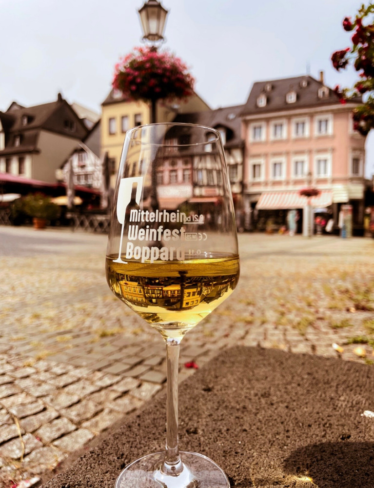 Der Vorverkauf der Weingläser zum Mittelrhein-Weinfest 2025 ist gestartet. Die neuen Weingläser sind ab sofort zum Preis von 5 Euro erhältlich. Vorverkaufsstellen sind die Tourist Information in Boppard, teilnehmende Weingüter sowie ausgewählte Einzelhändler. Während des Weinfests können die Gläser vor Ort für 6 Euro an den Verkaufsständen erworben werden. 