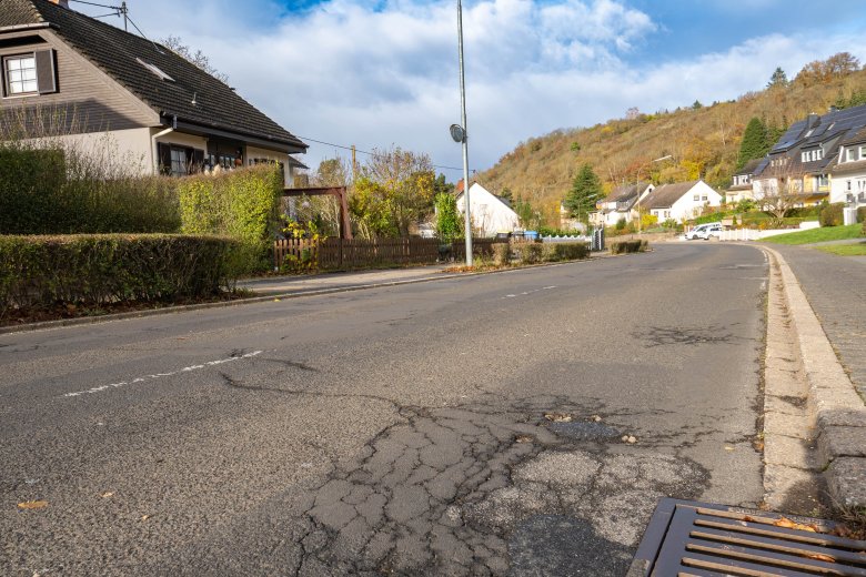 Der Abschnitt erstreckt sich vom jetzigen Ausbauende oberhalb des Friedhofes bis kurz vor die Einmündung in die L 210. Baubeginn ist frühestens Ende 2025.