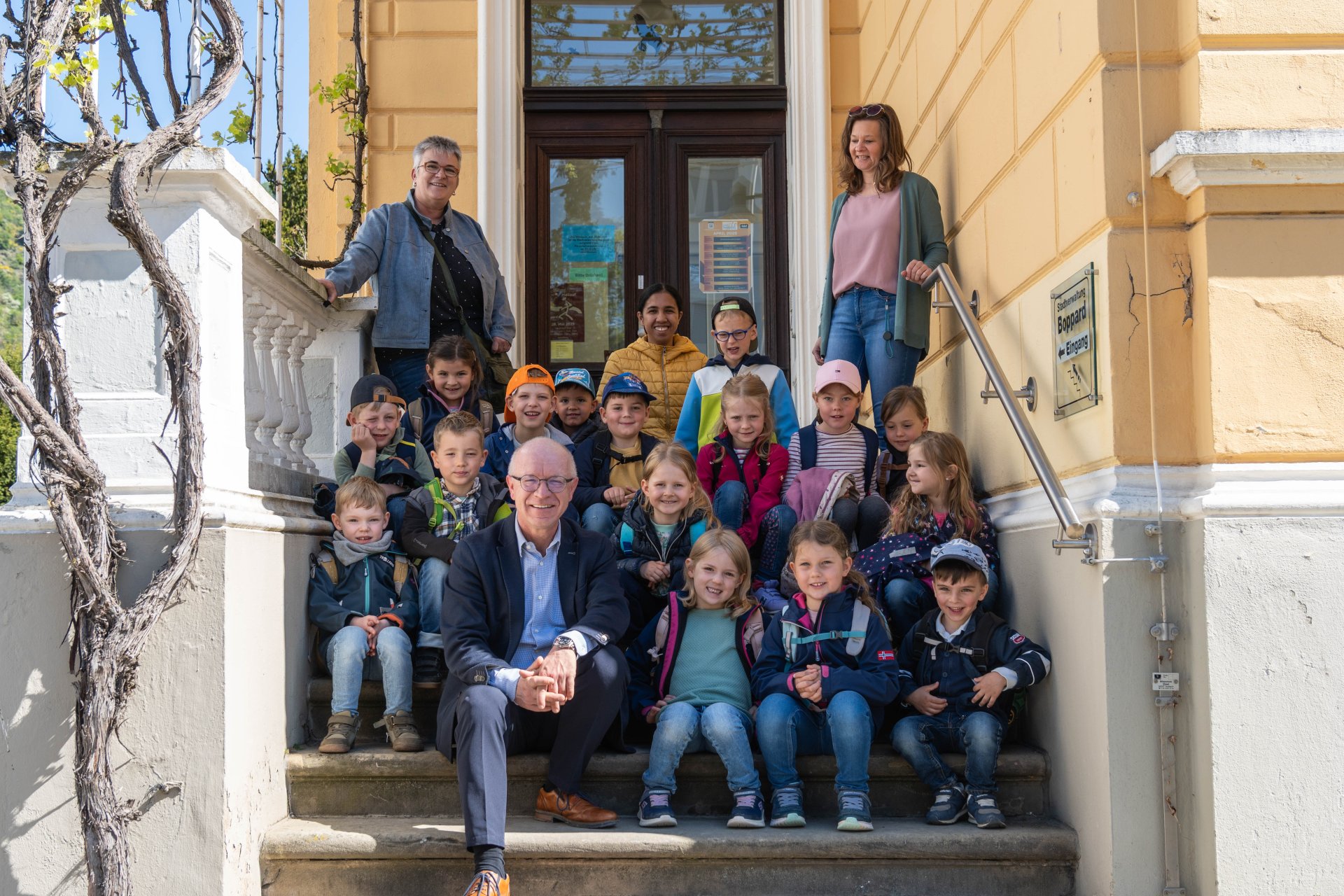 Das Kinderparlament der Kita „Abenteuerland“ gemeinsam mit Bürgermeister Jörg Haseneier vor dem Eingang der Stadtverwaltung Boppard in der Mainzer Straße.