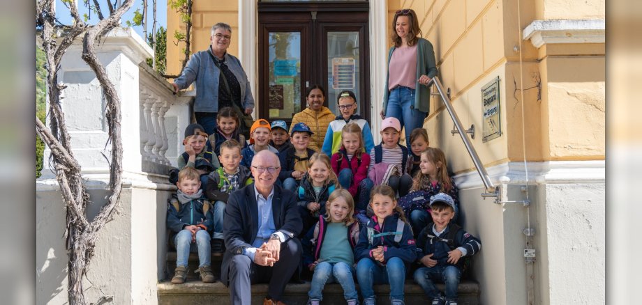 Das Kinderparlament der Kita „Abenteuerland“ gemeinsam mit Bürgermeister Jörg Haseneier vor dem Eingang der Stadtverwaltung Boppard in der Mainzer Straße.